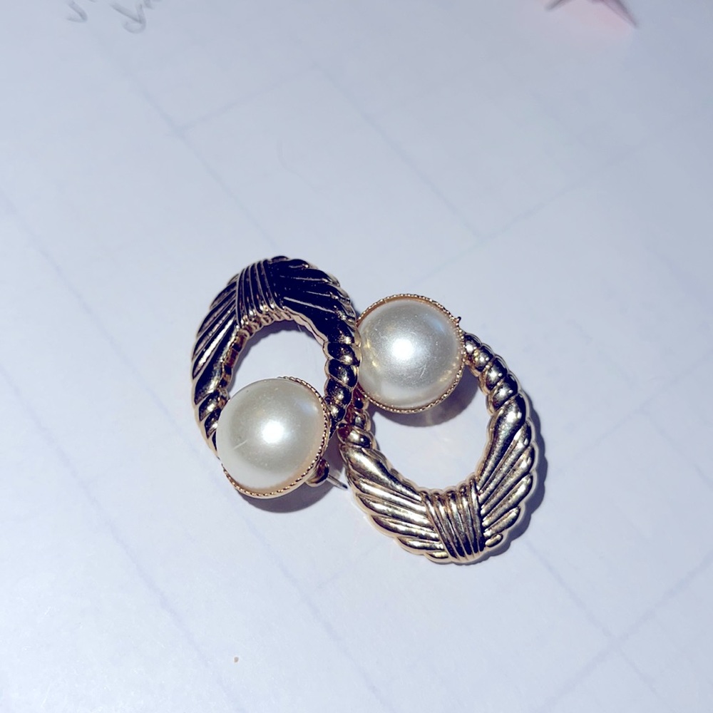 Dangle gold tone pearl earrings